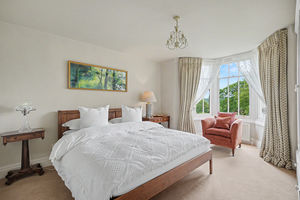Principal bedroom- click for photo gallery